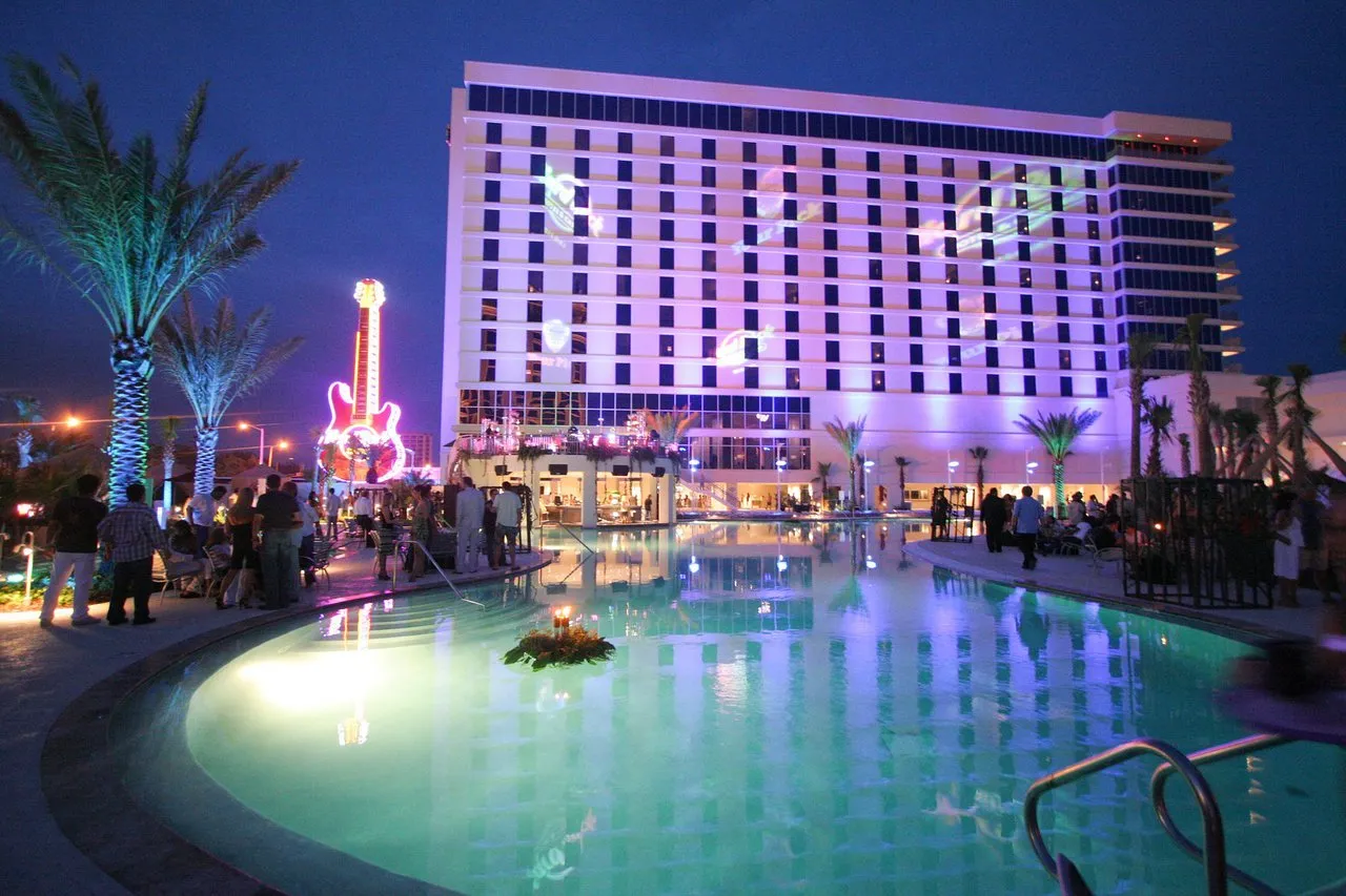 Coastal surroundings for a flexible resort day plan